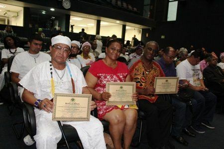 Professora Renilda Aparecida e demais homenageados